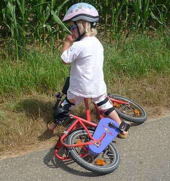 niño en bici